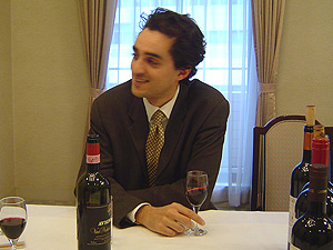 ワインを飲むエドアルド