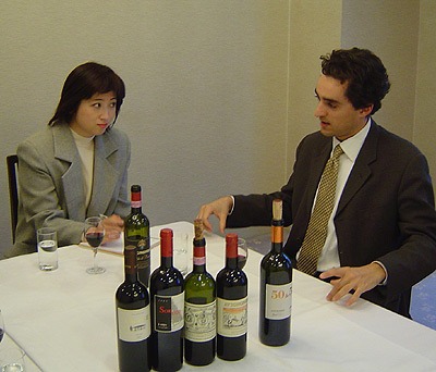 エドアルド氏がワイナリーについて説明する