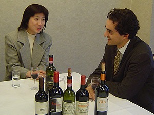 エドアルド氏と談笑するトスカニースタッフ