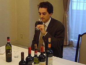 試飲するエドアルド氏