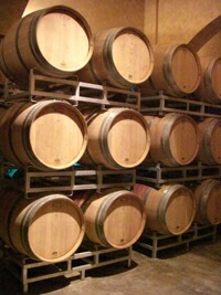 樽が並ぶ醸造所の部屋