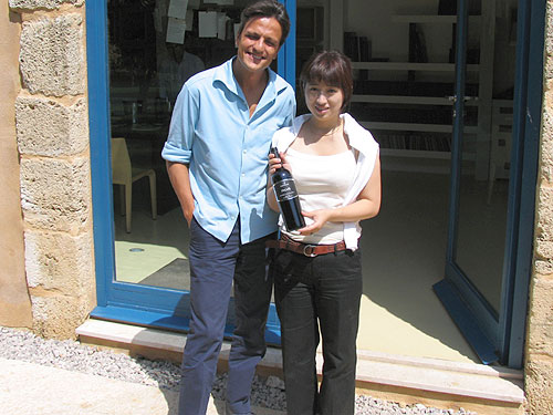 クズマーノ社責任者兄弟のひとりディエゴ氏とトスカニー店長の記念撮影