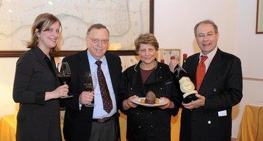 ディナー主催者の集合写真