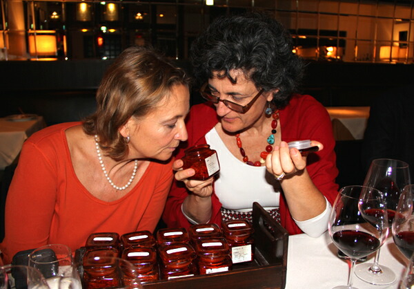 ハーブティーを選ぶお二人