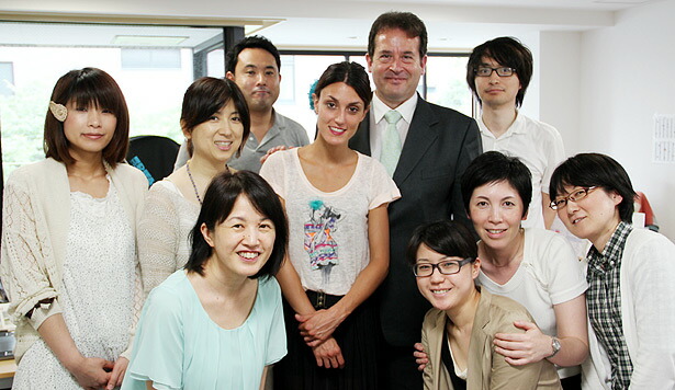 おふたりを囲んでスタッフと集合写真