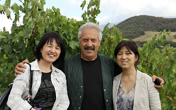 パスクアーレ氏と畑の前で