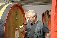 試飲するパスクアーレ氏