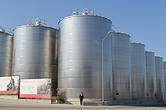 そびえたつステンレスタンク