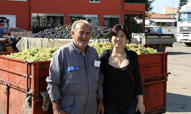 収穫されたブドウの前で記念撮影