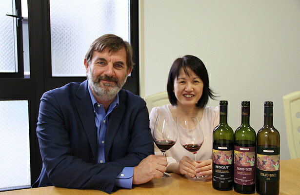ステファノ氏とトゥア リータのワインを前に