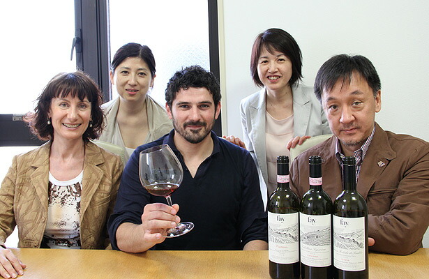 マルコ ファイさんを囲み集合写真