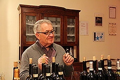 ボアッソ ガブッティ社のワインのラインナップを前に説明する同社スタッフ
