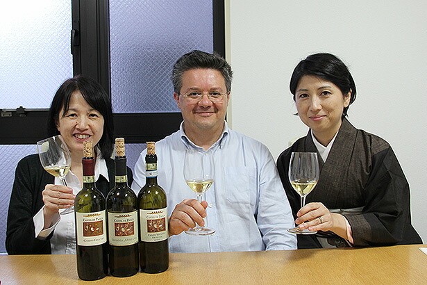 サンタレッリ氏と試飲中のトスカニースタッフ