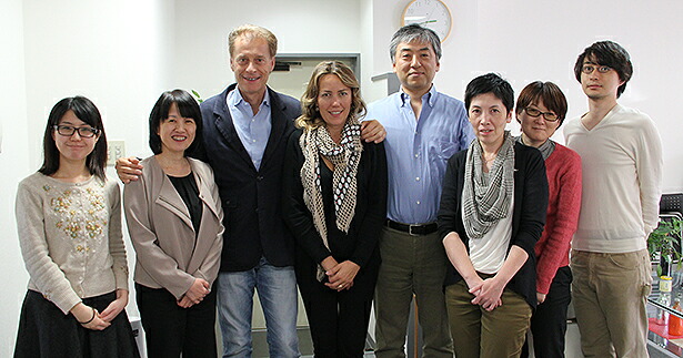 ポッジョトンド氏とトスカニースタッフの集合写真