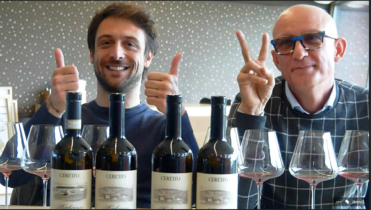 チェレット氏とバリアット氏が同社のワインを前にサムズアップとピース