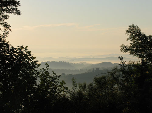 明け方に、アグリトゥーリズモの2階の窓から見たサンジミニャーノの風景