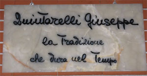ジュゼッペクインタレッリのワイナリーの壁に刻まれた文字