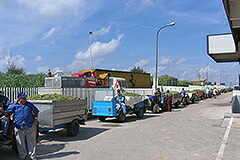 ブドウを満載したトラクターに乗る契約農家の皆さん