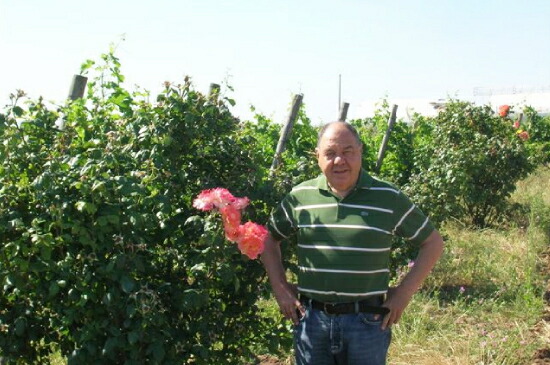 畑と当主ヴィンチェンツォ カタッボ氏